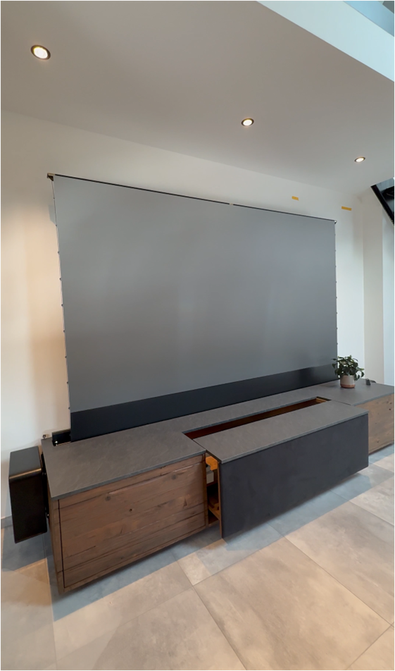 Multimedia-Board mit Beamer und Leinwand