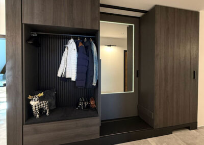 Garderobe mit verschiebbaren Frontelementen