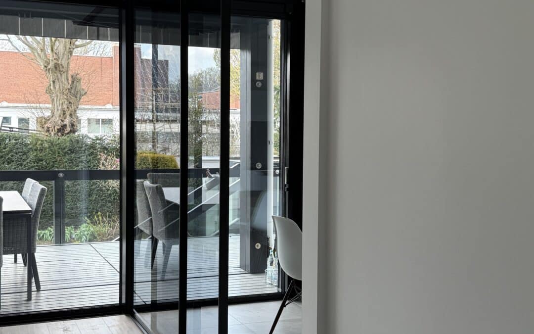 Elegante Raumtrennung mit modernen Glaselementen