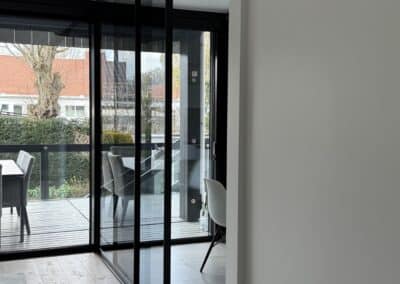 Elegante Raumtrennung mit modernen Glaselementen