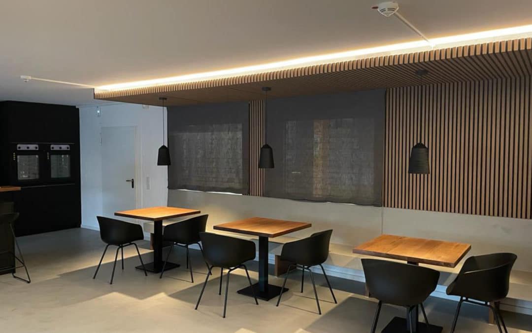 Kantine mit Lamellenwand
