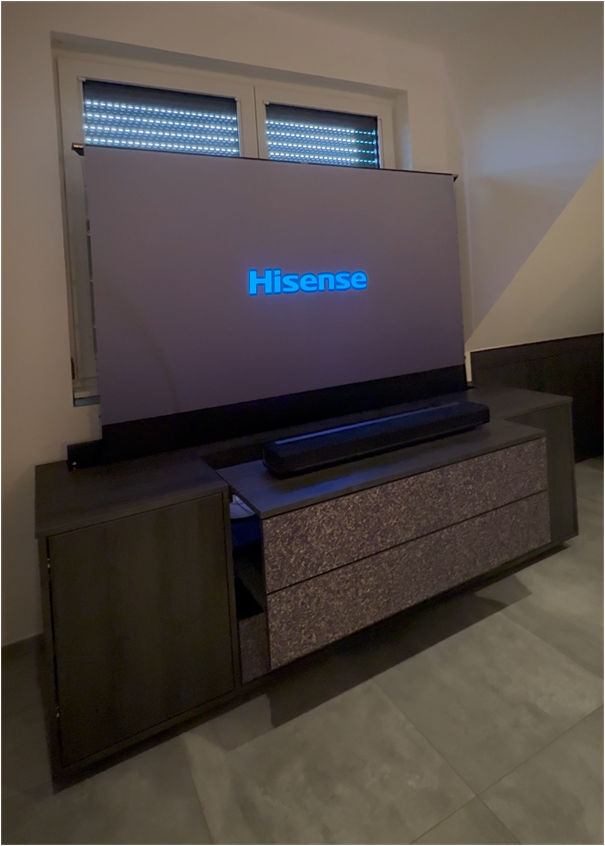 Multimedia-Board mit Beamer und Leinwand