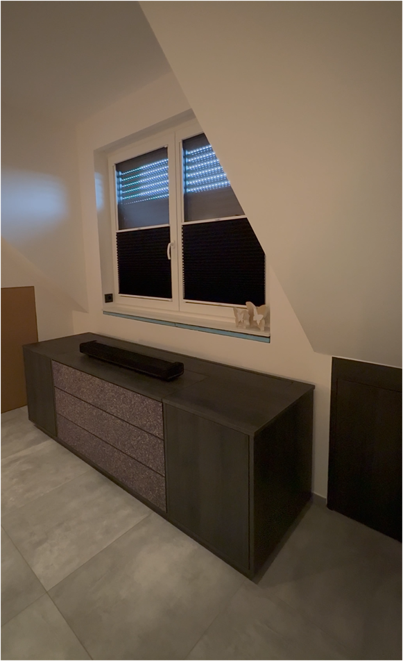 Multimedia-Board mit Beamer und Leinwand