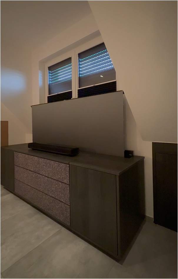 Multimedia-Board mit Beamer und Leinwand