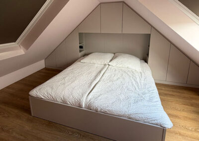 Passgenau integriertes Bett als gemütlicher Rückzugsort