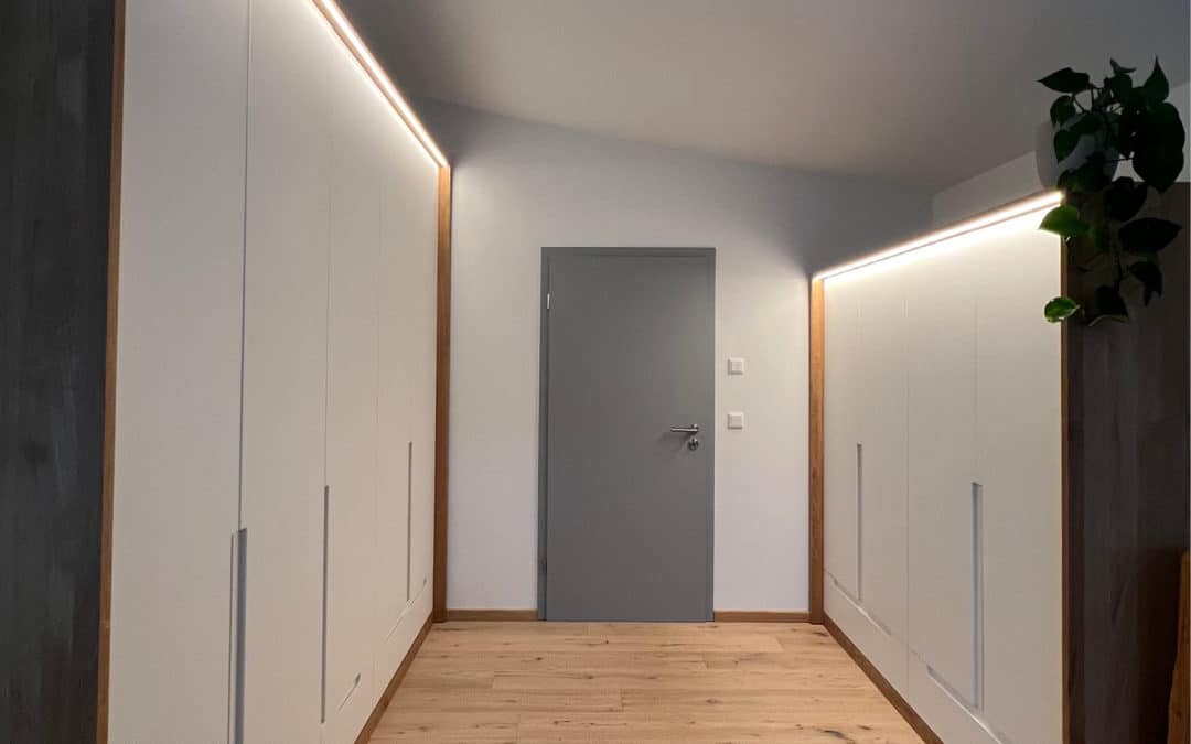 Großer Kleiderschrank mit LED-Highlights