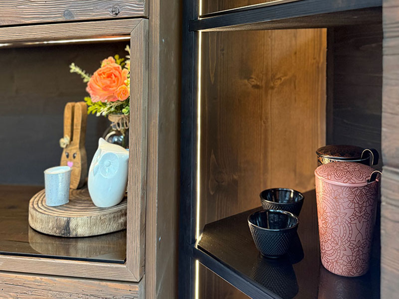 Wandschrank aus Altholz