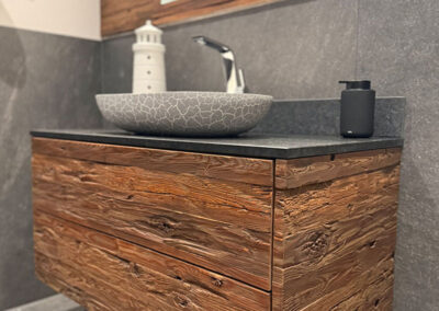 Badezimmer mit individuellen Altholzmöbeln