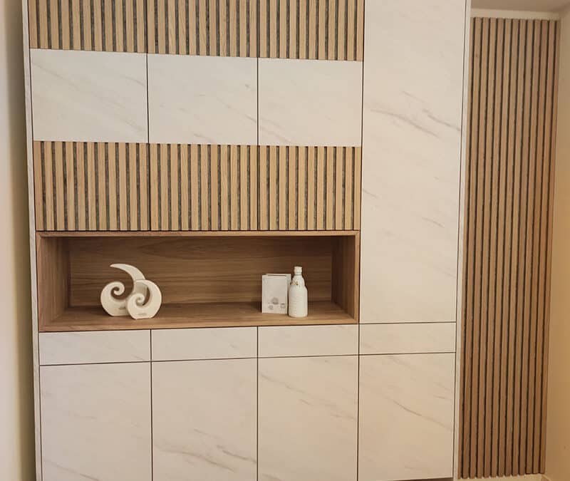 Moderner Schrank mit Paneelen und Mamoroptik